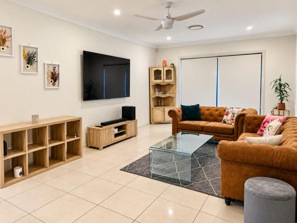 Modern 4BR 3 Bath Home in Grantham Farm House in Sydney