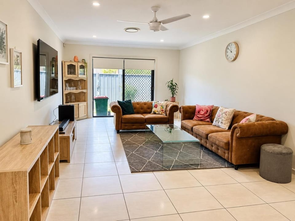 Modern 4BR 3 Bath Home in Grantham Farm House in Sydney