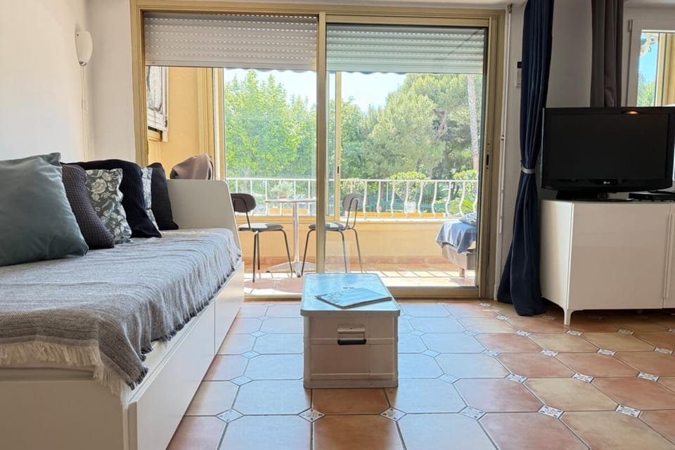 One-bedroom apt ideally located in front of the Midi beaches Apartment in Cannes