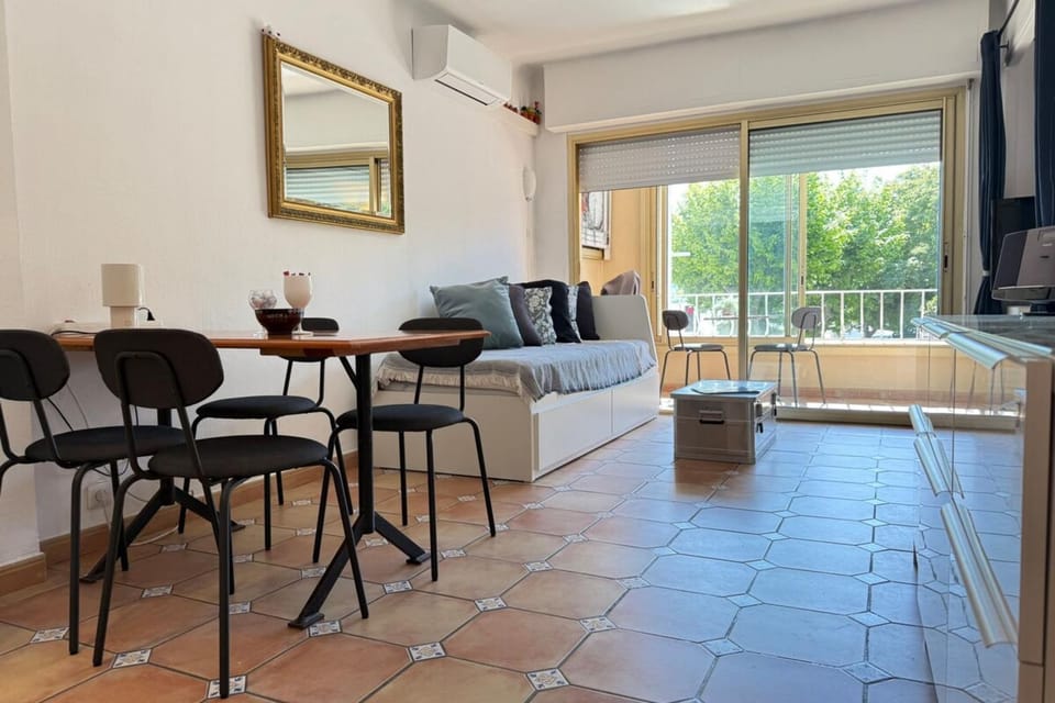 One-bedroom apt ideally located in front of the Midi beaches Apartment in Cannes