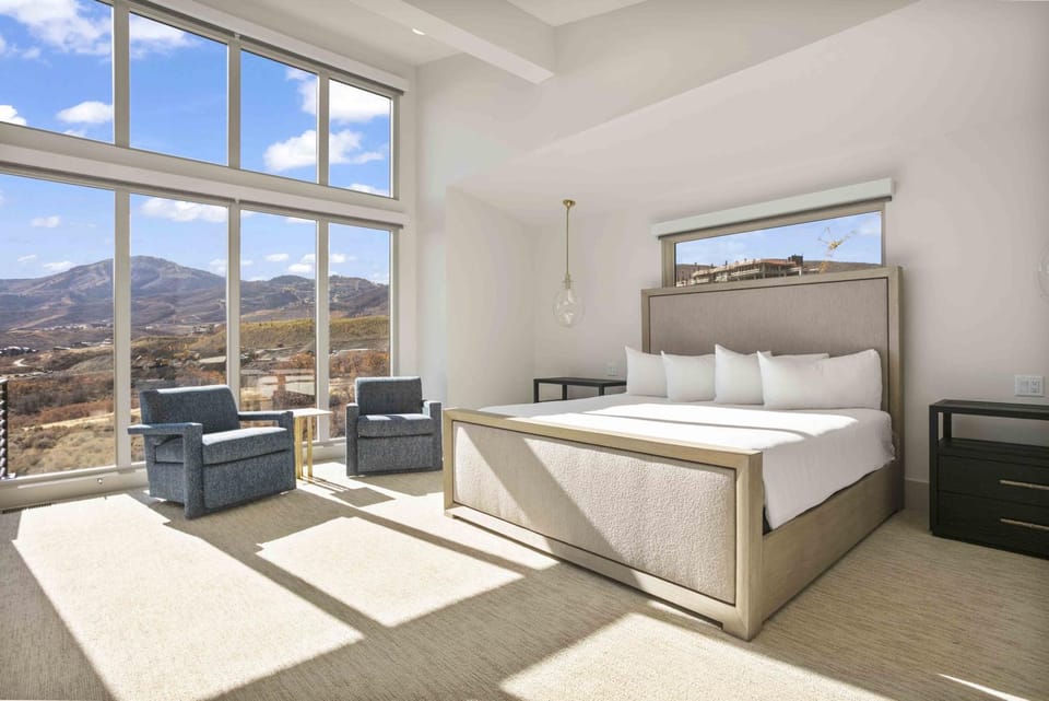 Luxury 4BR with Hot Tub & Deer Valley Access House in Jordanelle Reservoir
