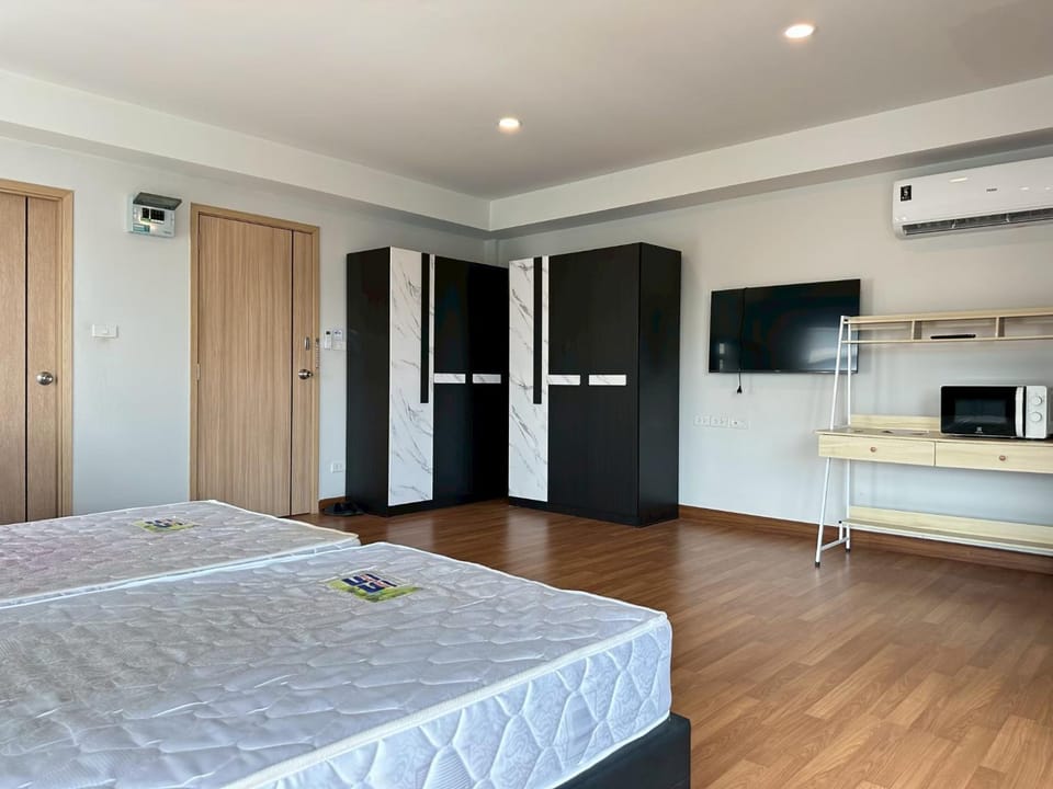 Bed, TV and multimedia, furniture, internet, microwave, wardrobe