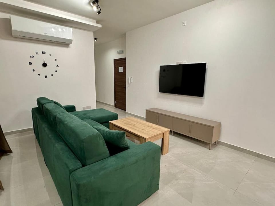 3-Bedroom with Jacuzzi & Private Terrace Apartment in Malta