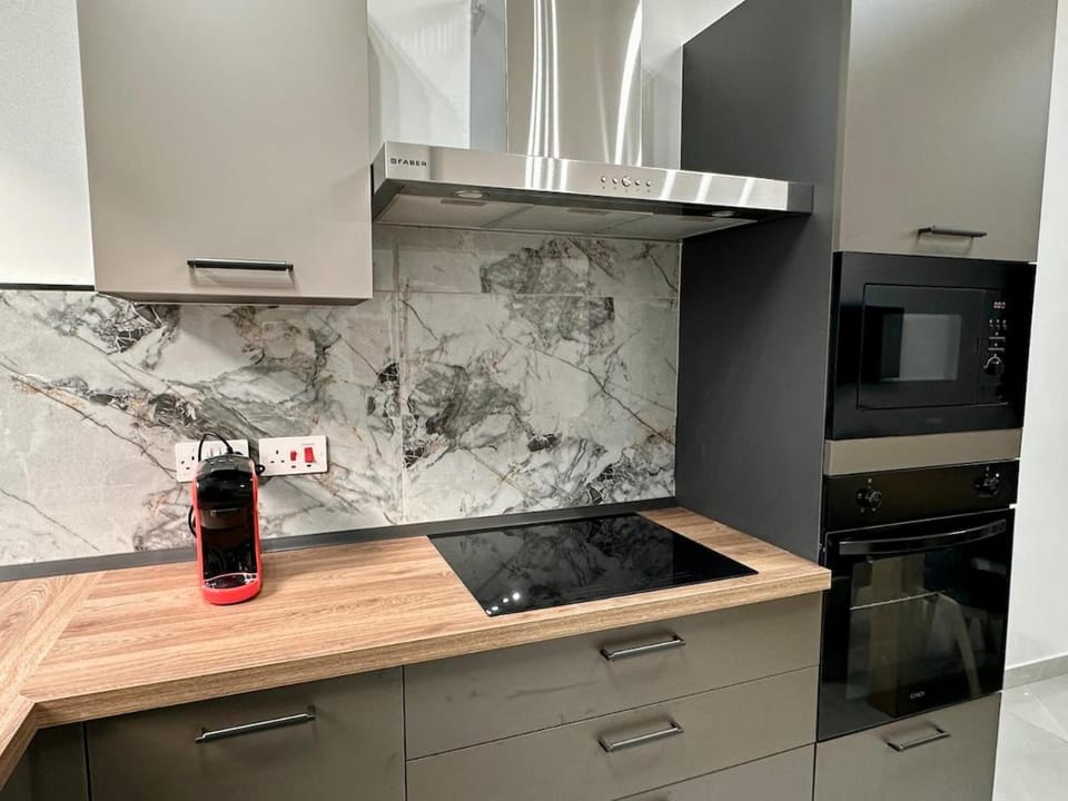 3-Bedroom with Jacuzzi & Private Terrace Apartment in Malta