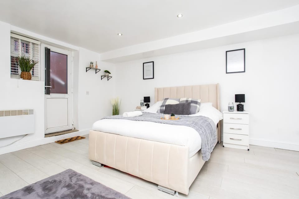 The HideAway#2 Studio, 1 mile to City, Parking & WiFi Apartment in Leeds