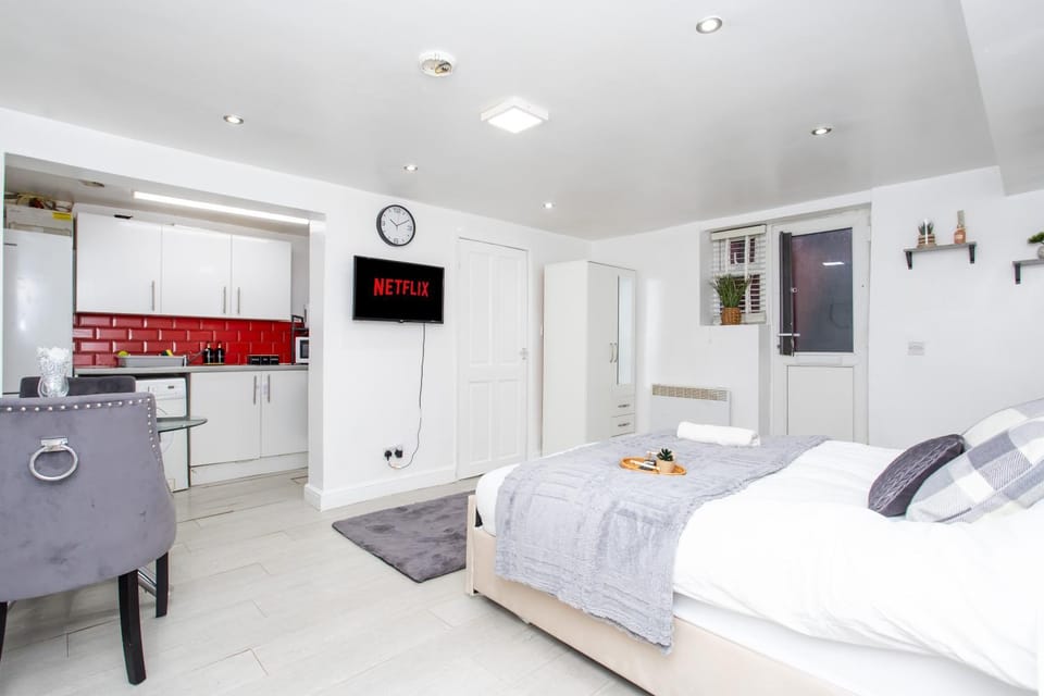 The HideAway#2 Studio, 1 mile to City, Parking & WiFi Apartment in Leeds
