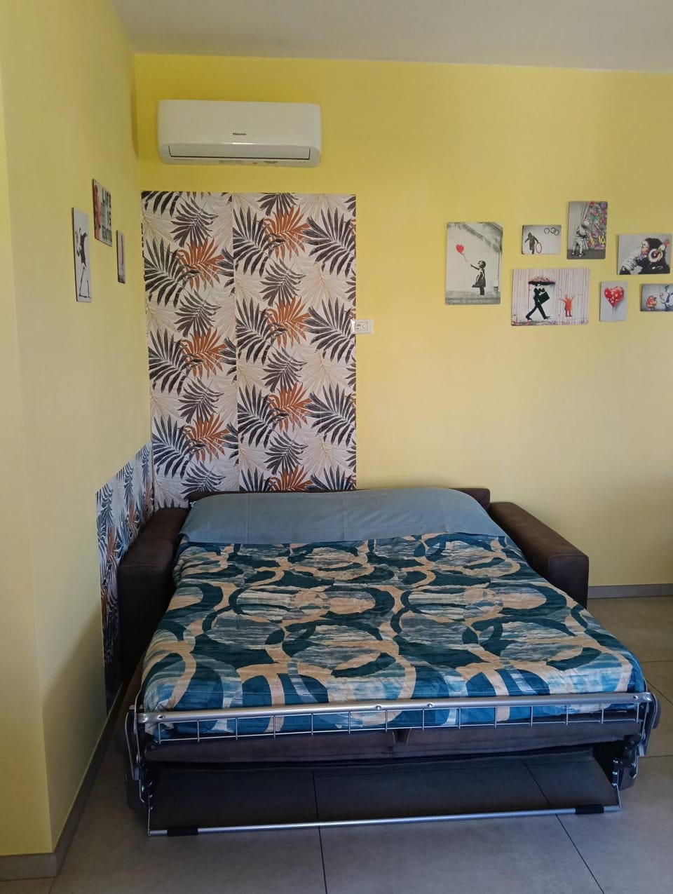 Bed, Living room