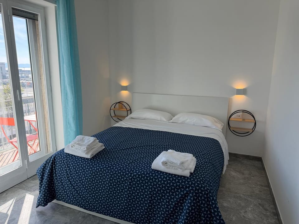Bed, Photo of the whole room, Bedroom, towels