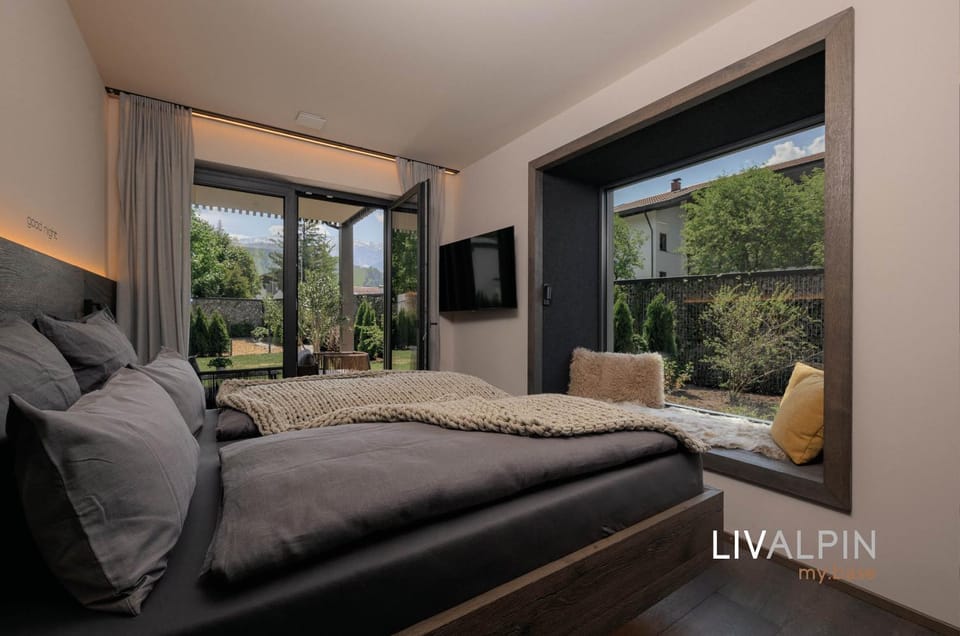 Bed, TV and multimedia, Photo of the whole room, Evening entertainment, Bedroom, air conditioner