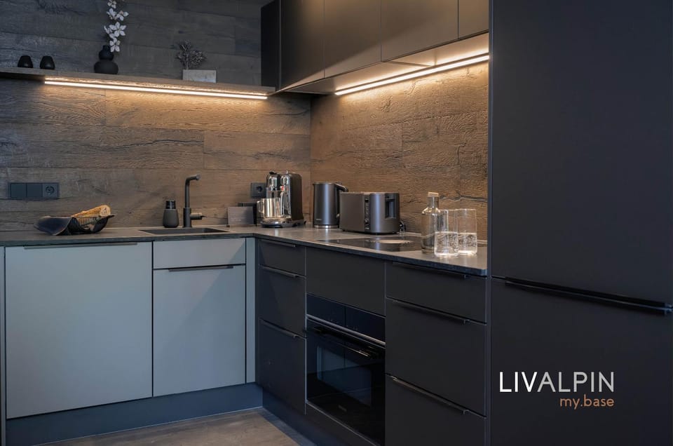 Coffee/tea facilities, Kitchen or kitchenette, stove