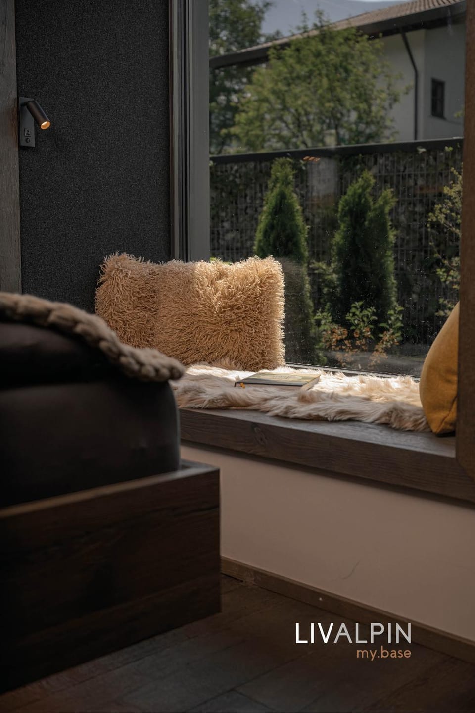 Seating area, Bedroom, air conditioner