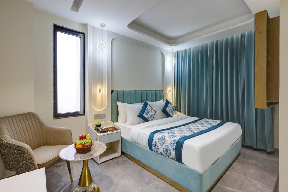 Bed, Photo of the whole room, Seating area, Bedroom