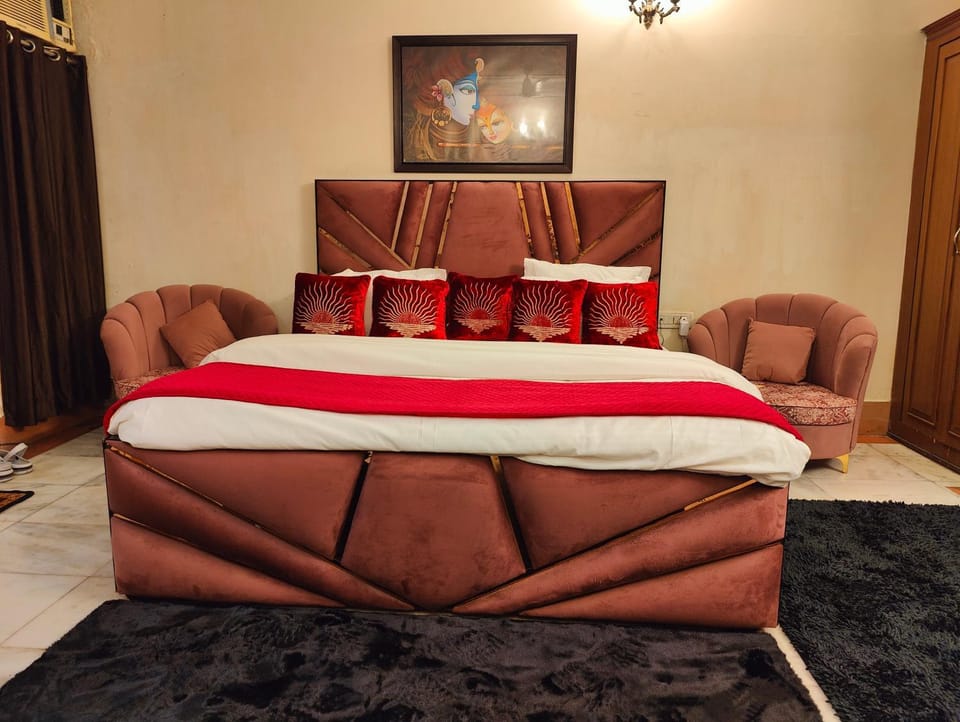 Photo of the whole room, Bedroom