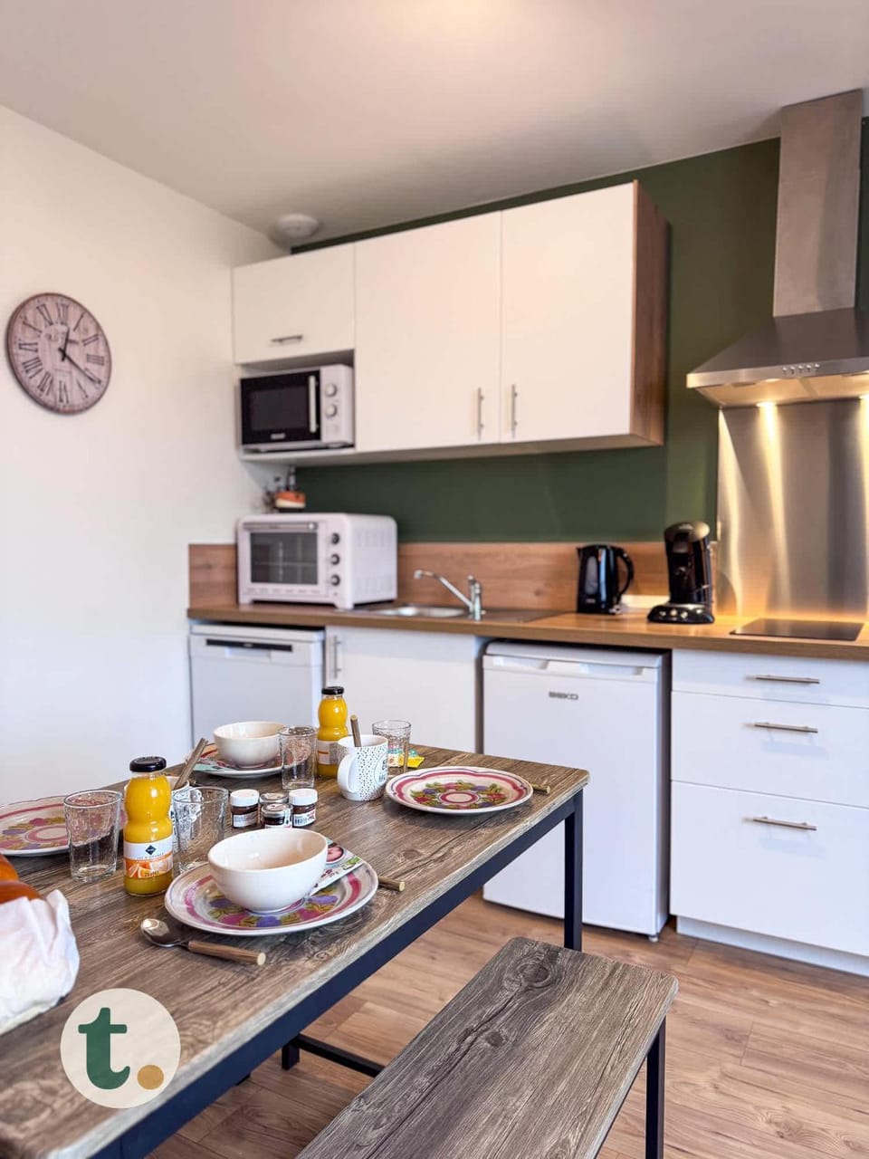 Coffee/tea facilities, Kitchen or kitchenette, Dining area, oven, stove