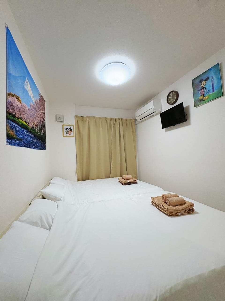 Bed, TV and multimedia, Bedroom, towels, air conditioner