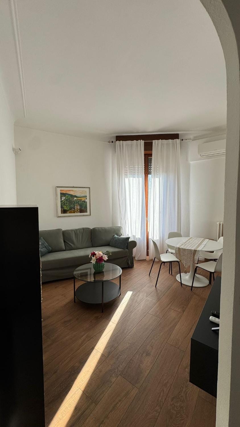 Modern and bright two-room apartment above the M3 metro Apartment in Milan