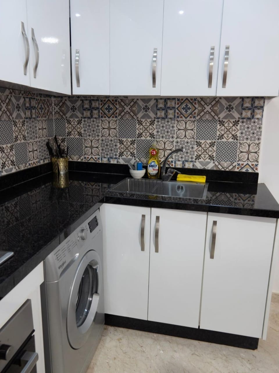 Kitchen or kitchenette, stove, washing machine