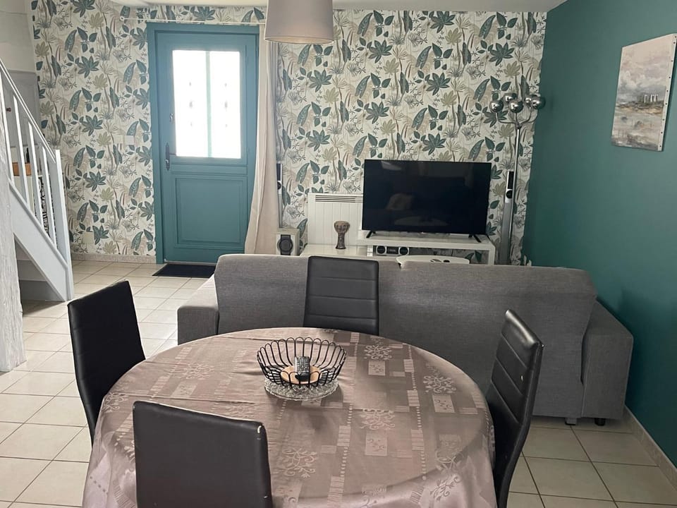 TV and multimedia, Living room, Seating area, Dining area