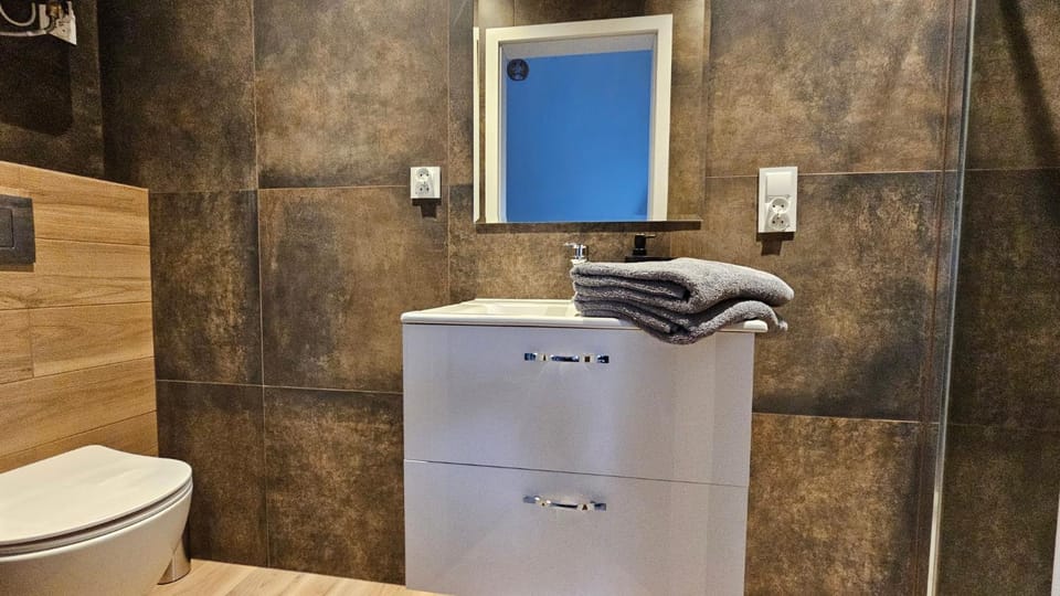 Shower, Bathroom, flat iron