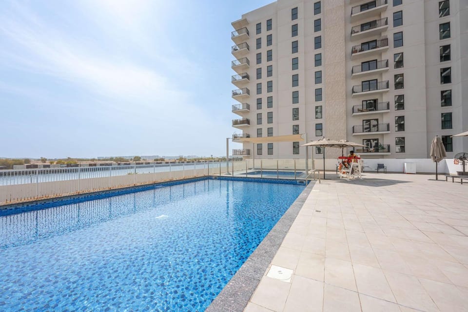Property building, Day, Pool view, Swimming pool
