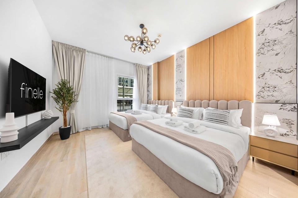 Bed, TV and multimedia, View (from property/room), Photo of the whole room, Bedroom, towels