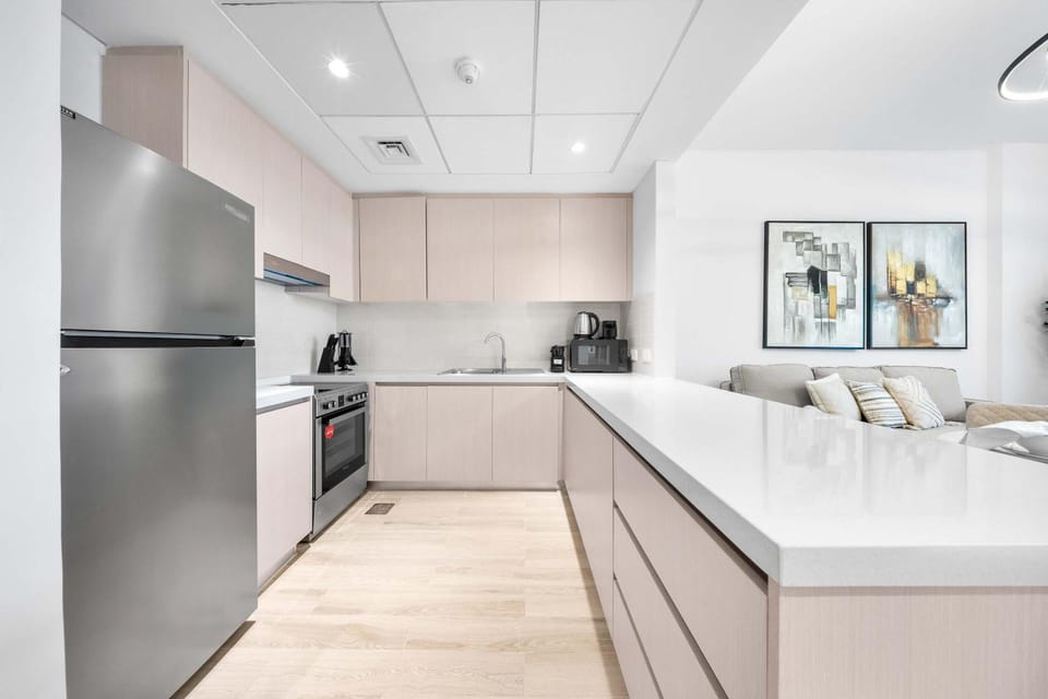 Kitchen or kitchenette, minibar, oven, stove, toaster
