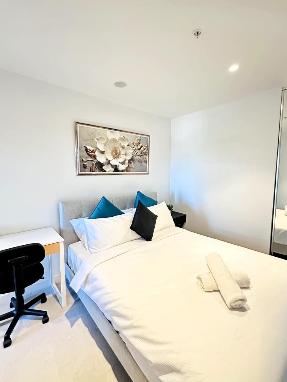 ADEK Apartment North Melb-Stylish 2BR Apartment with Pool, Gym & Parking Apartment in Melbourne