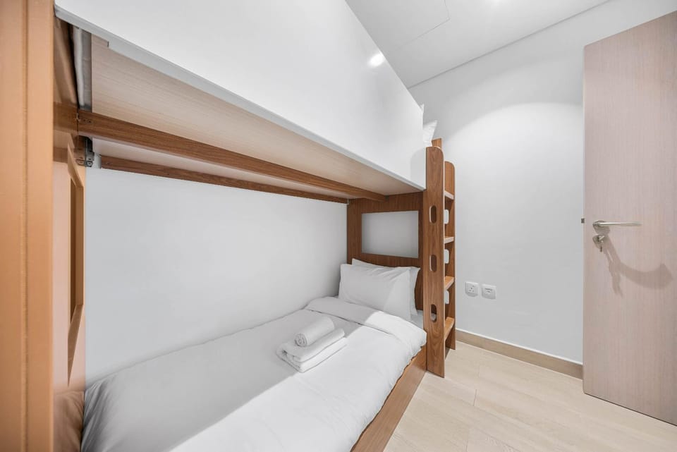 Modern and Spacious 4BR Retreat at Water's Edge Yas Island Apartment in Abu Dhabi