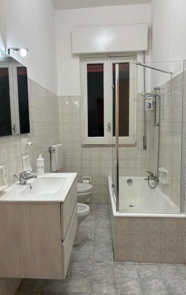 Shower, Toilet, Bathroom, Bath, towels