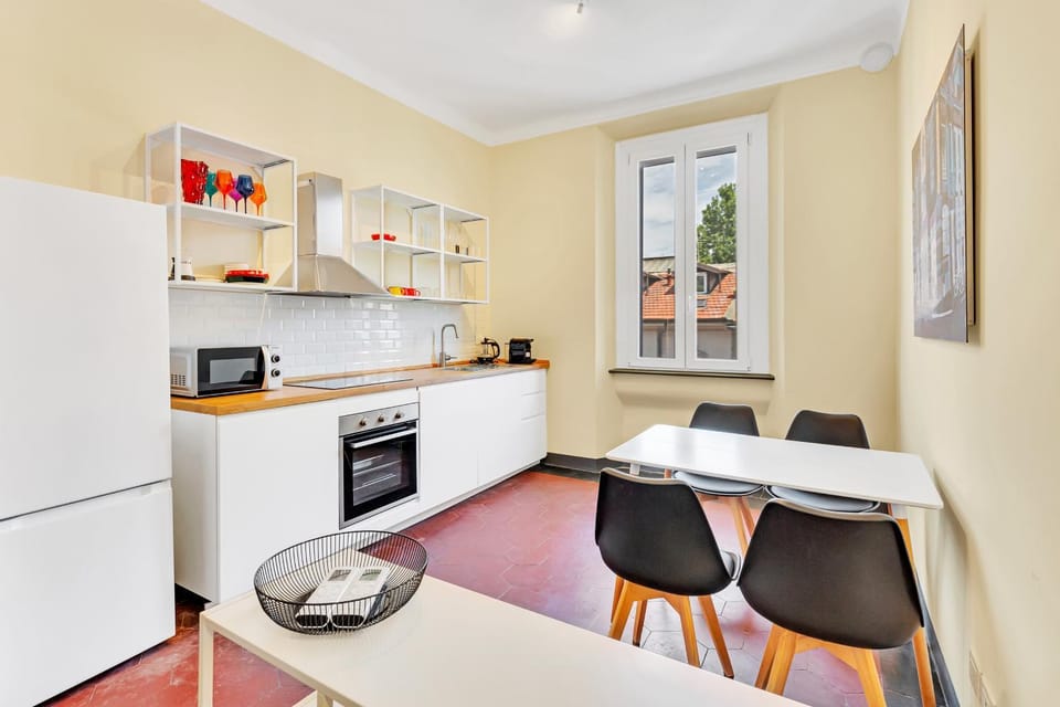 Kitchen or kitchenette, Living room, Seating area, Dining area, oven