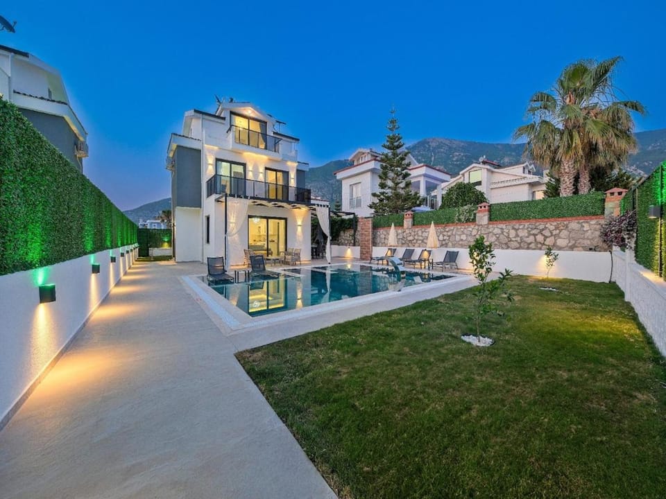Property building, Garden, Swimming pool