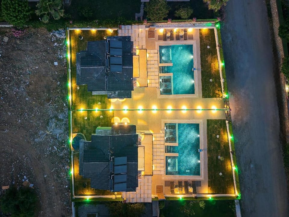 Property building, Bird's eye view, Swimming pool