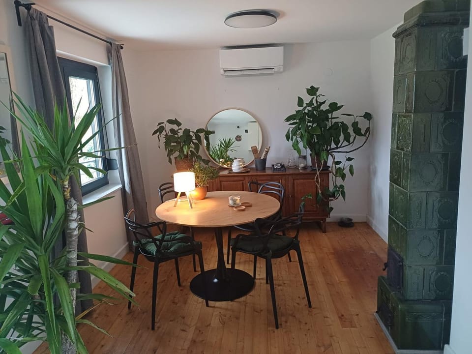 Seating area, Dining area