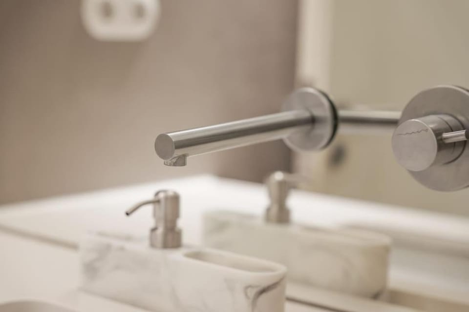 Modern Flat with balcony on Rua das Flores - 2nd Apartment in Porto