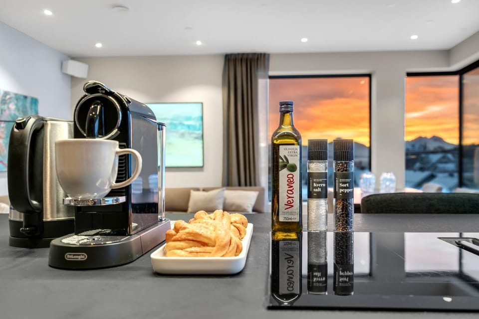 Grand Luxury Penthouse l Stunning View l Balcony Apartment in Tromso