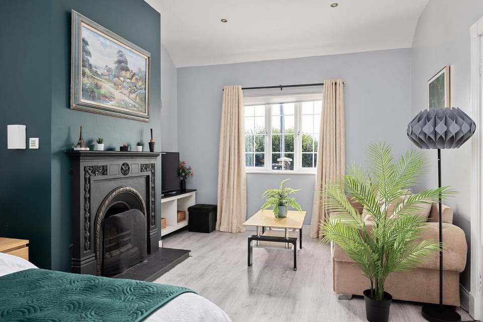 Bed, TV and multimedia, Seating area, Bedroom