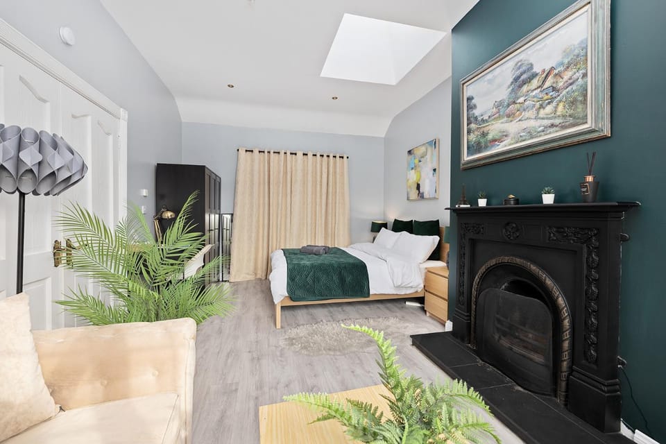 Bed, TV and multimedia, Business facilities, Seating area, Bedroom, fireplace, wardrobe