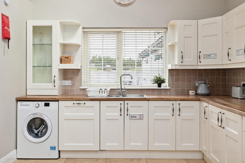 Coffee/tea facilities, Kitchen or kitchenette, dishwasher, stove, washing machine