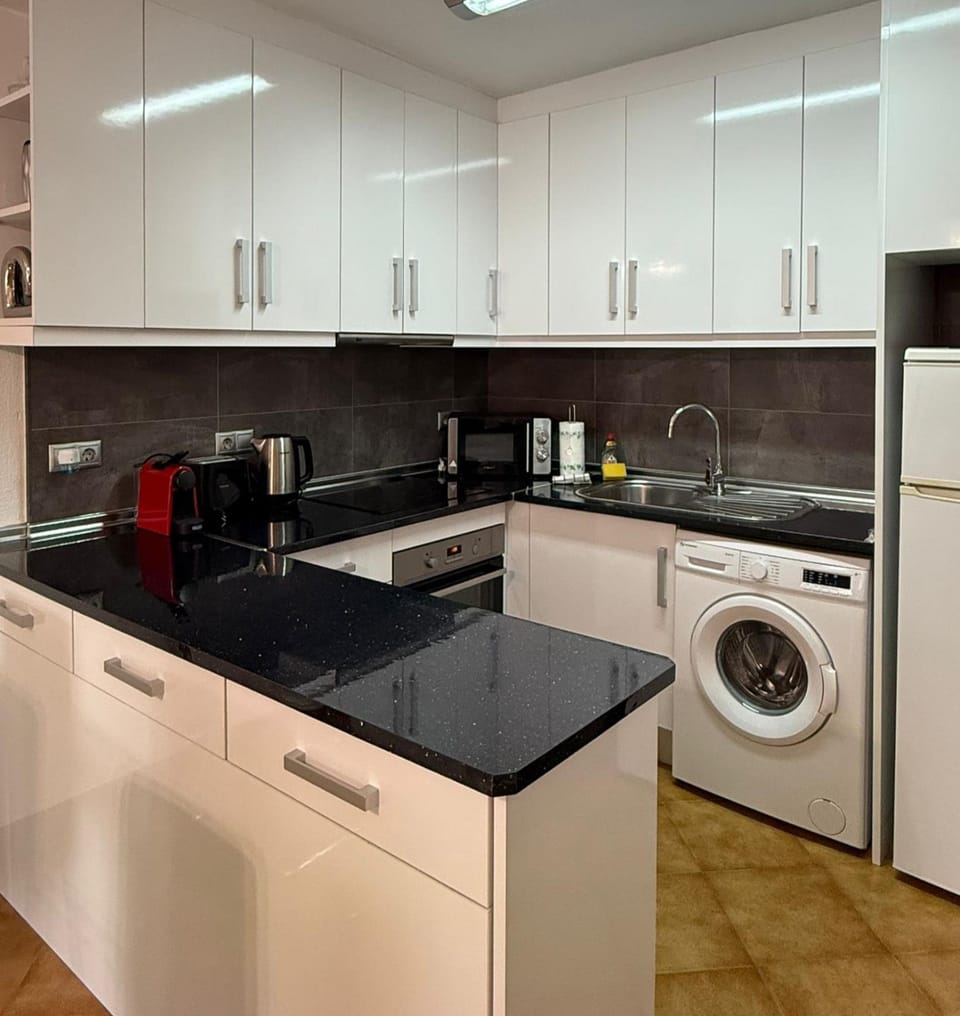 Coffee/tea facilities, oven, stove, toaster, washing machine