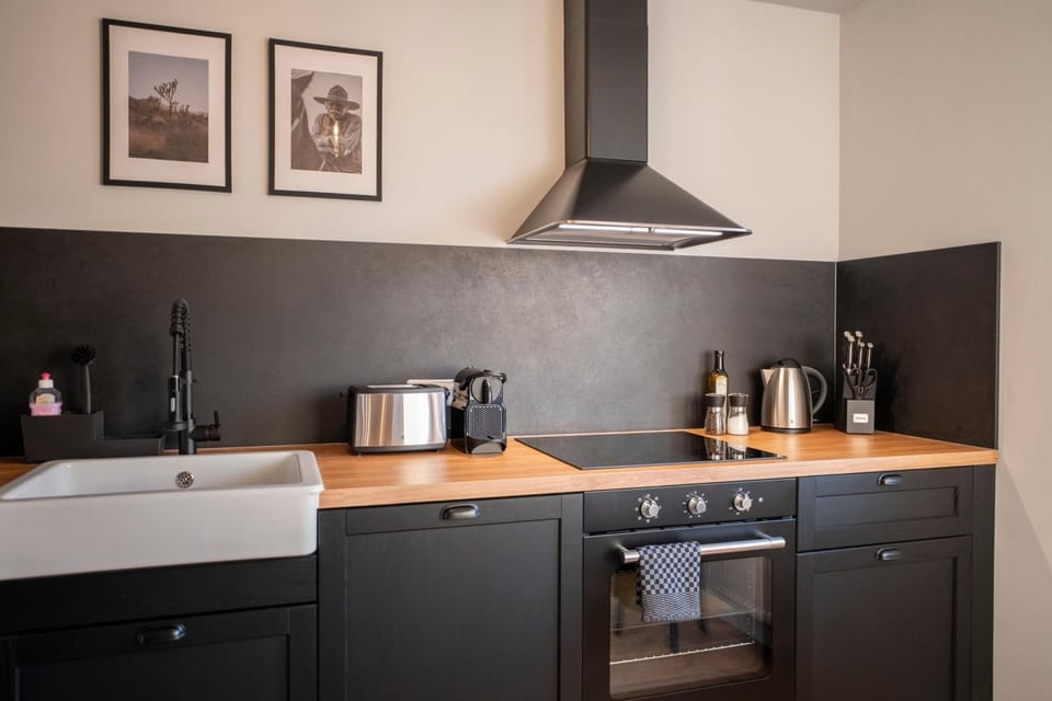 Coffee/tea facilities, Kitchen or kitchenette, dishwasher, stove, toaster