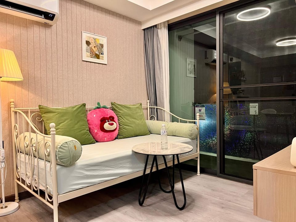Bed, Living room
