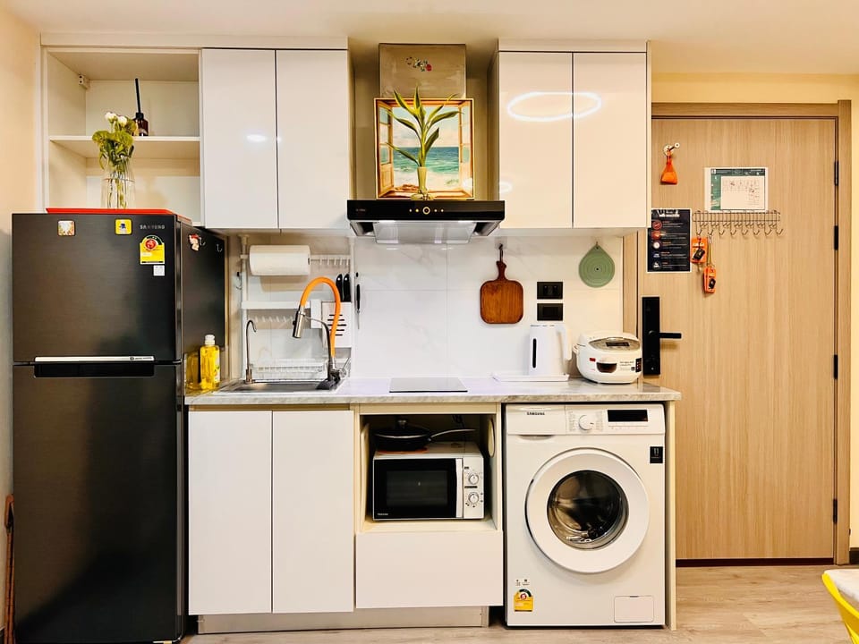 Kitchen or kitchenette, stove, washing machine
