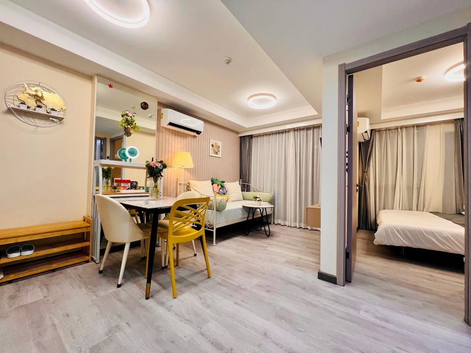 Bed, Living room, Photo of the whole room, Dining area, Bedroom, air conditioner
