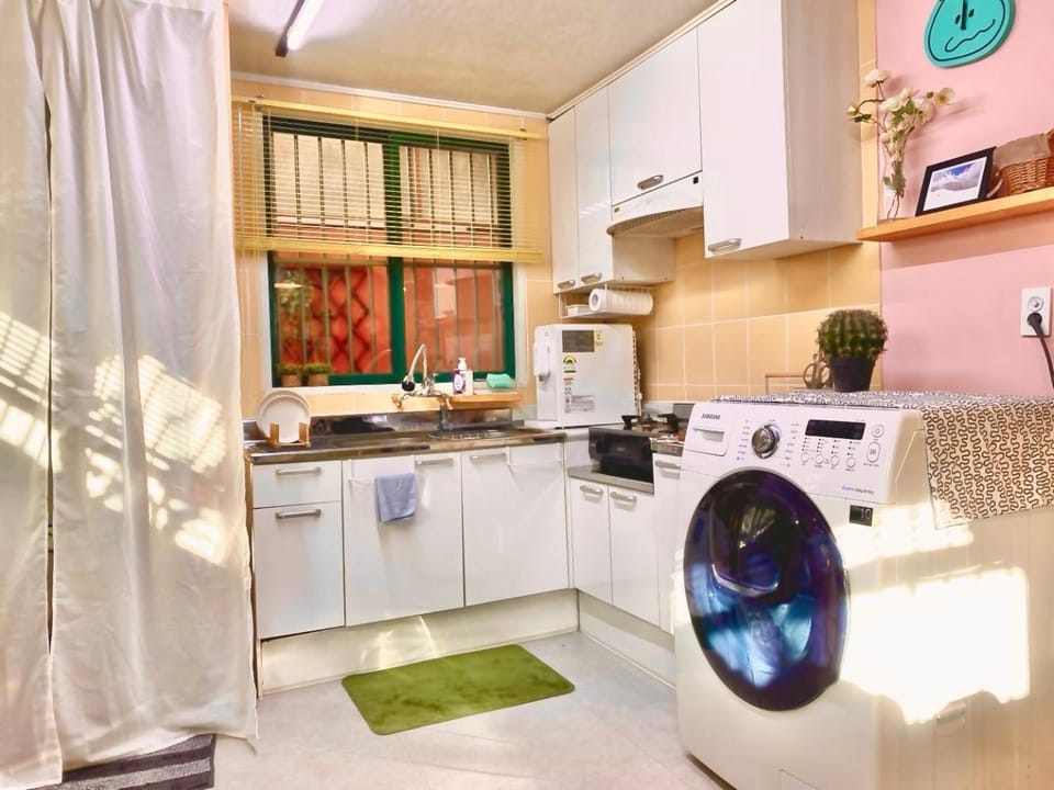 Kitchen or kitchenette, washing machine, dryer