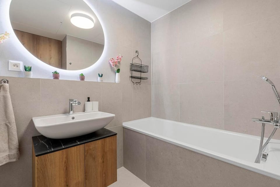 Metropolis - Downtown Studio with Balcony&Parking Apartment in Bratislava