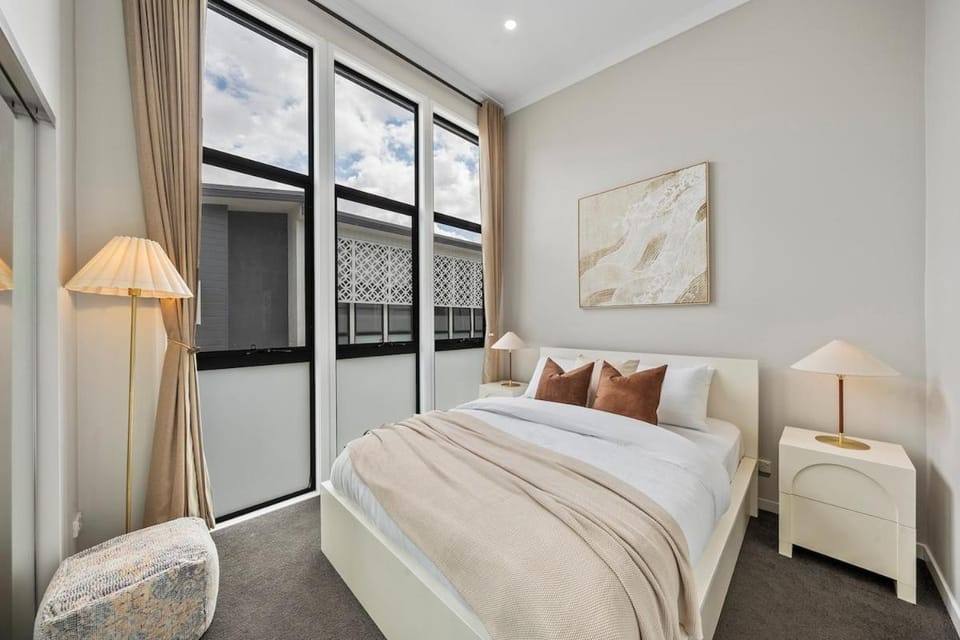Group Stay Showroom Home - High End Luxury Sleeps 10 - Parking House in Brisbane