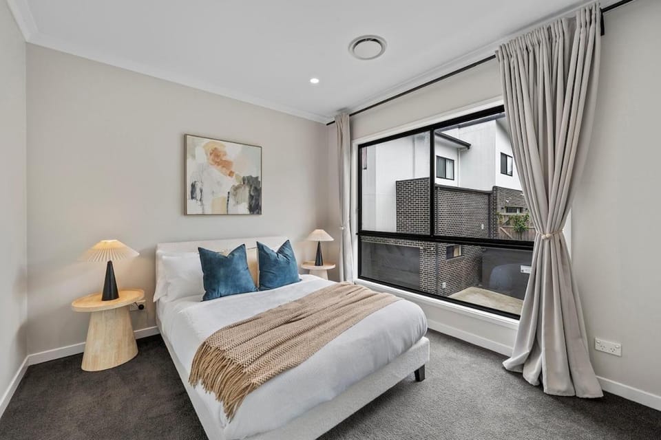 Group Stay Showroom Home - High End Luxury Sleeps 10 - Parking House in Brisbane