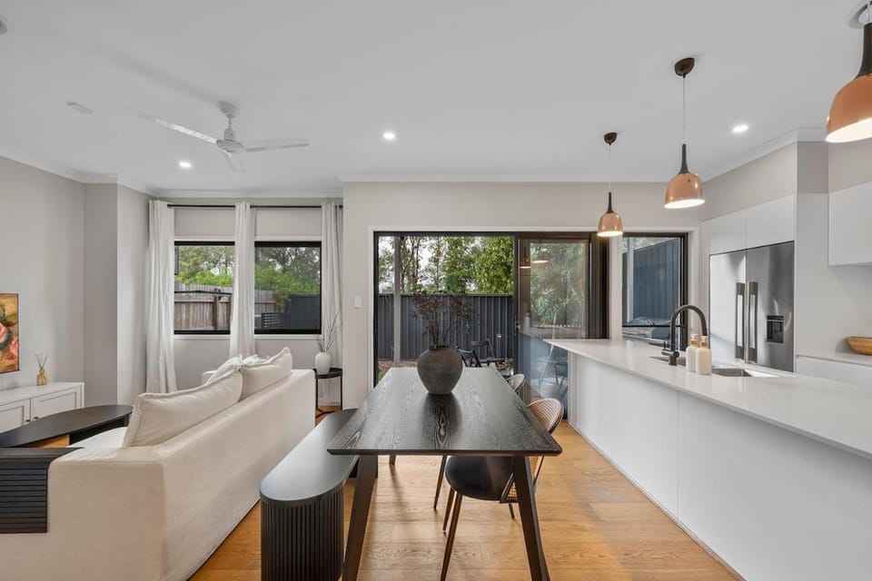 Group Stay Showroom Home - High End Luxury Sleeps 10 - Parking House in Brisbane