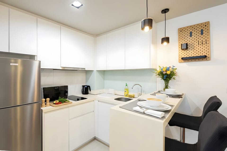Kitchen or kitchenette, Dining area, microwave, stove