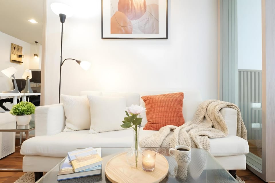 Communal lounge/ TV room, TV and multimedia, Living room, Decorative detail, Seating area, internet, air conditioner